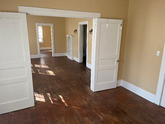 Photo - 210 Hacker St