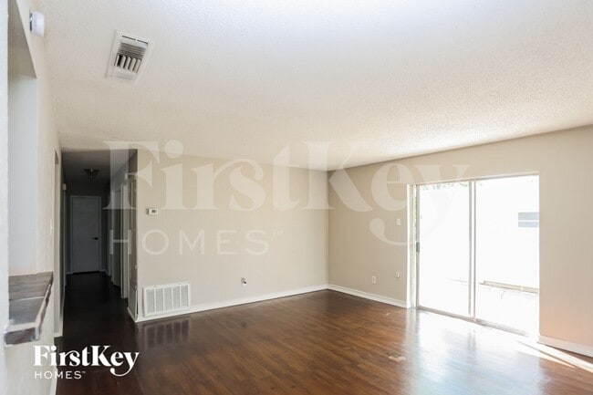Photo - 908 Wandering Way Dr
