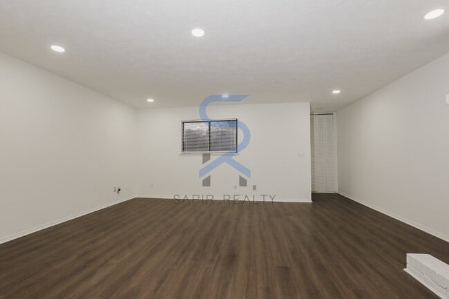 Photo - Move in before December 31st and choose your reward: a $250 Amazon Gift Card or a 55" Smart TV! Unidad 1