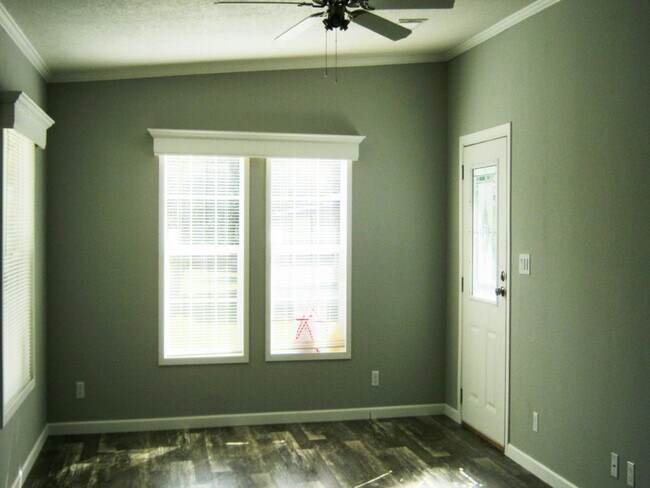 Photo - 374 Windsor Dr