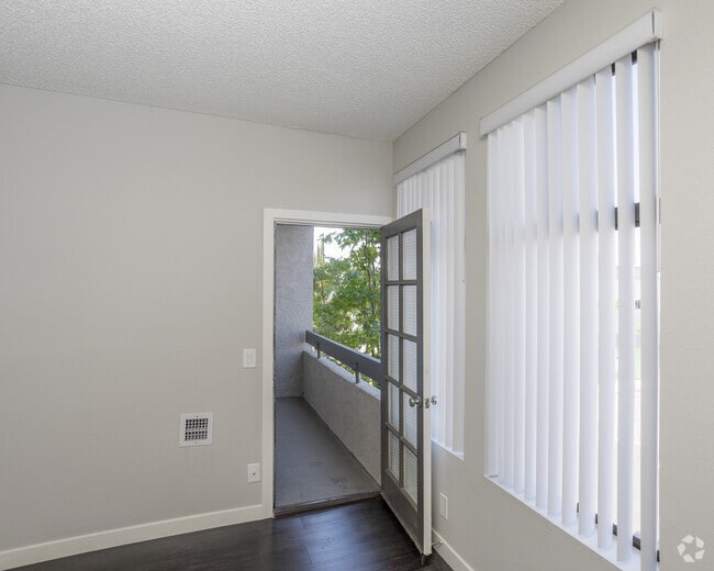1BR, 1BA - 600 SF