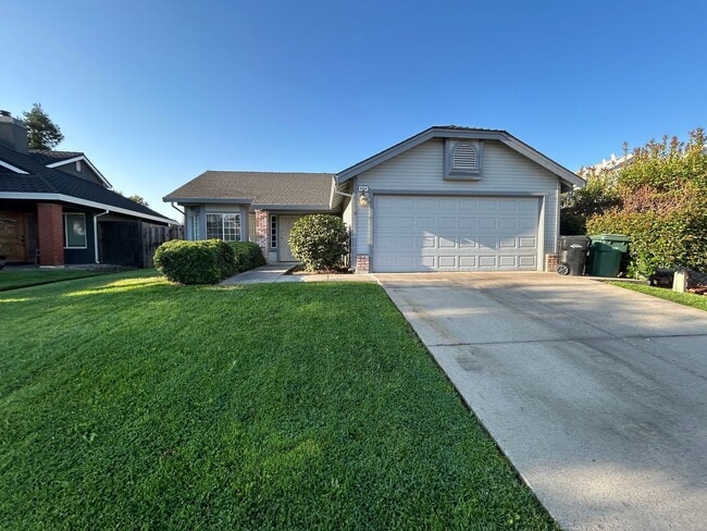 Building Photo - Spacious Single Story Rental