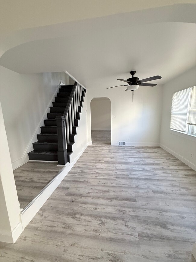 Photo - 211 Oakwood Ave
