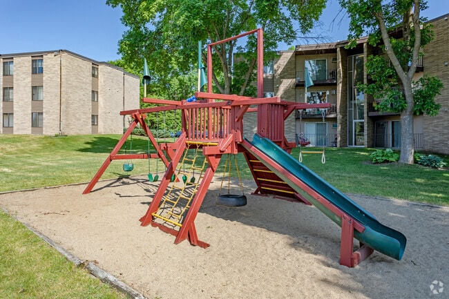 ¡Área de juegos para niños - Oakwood Court Apartments