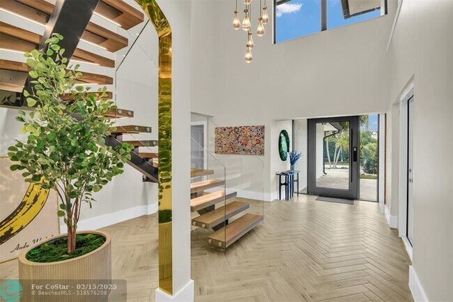 Photo - 319 S Riverside Dr