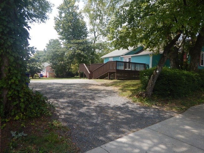 Photo - 3 Bedroom 2 Bath house on level lot. Pet Friendly