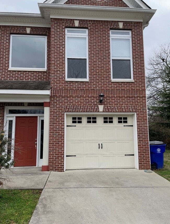 Building Photo - Emmyllie Ct- 130/132 Unit 130