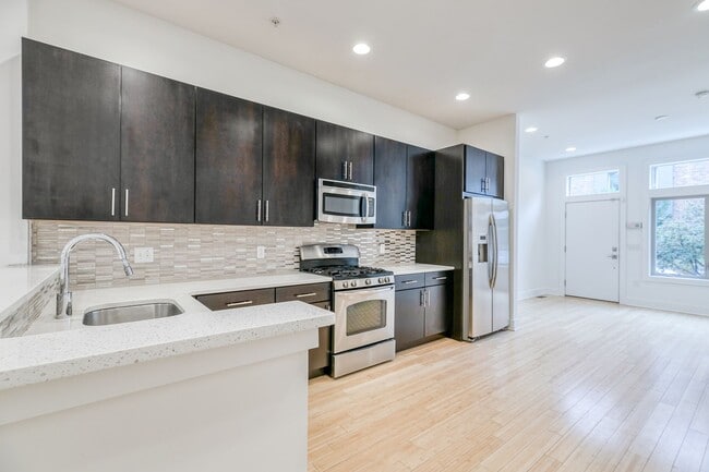 Building Photo - Northern Liberties Townhome with Parking!