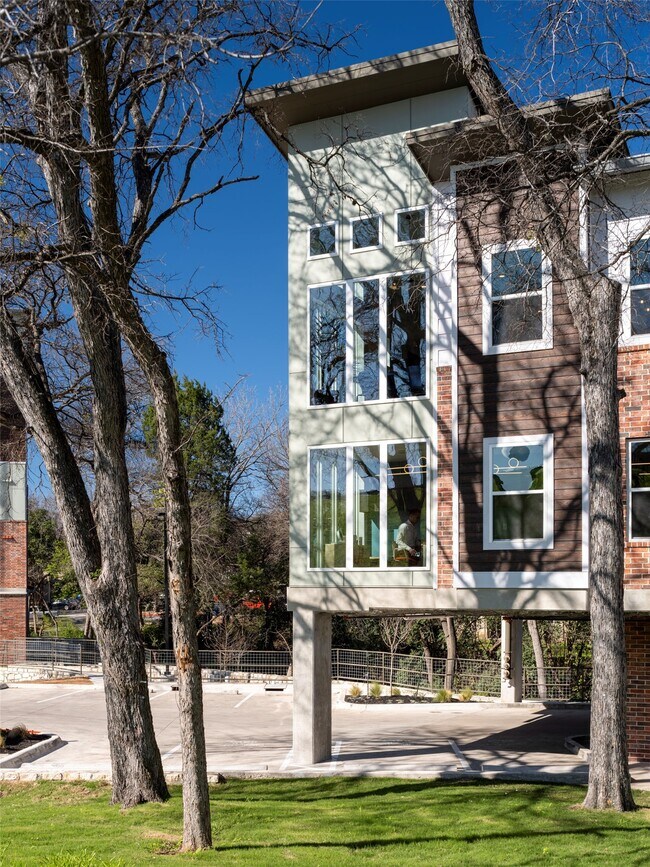 Photo - 1800 S I-35 Frontage Rd