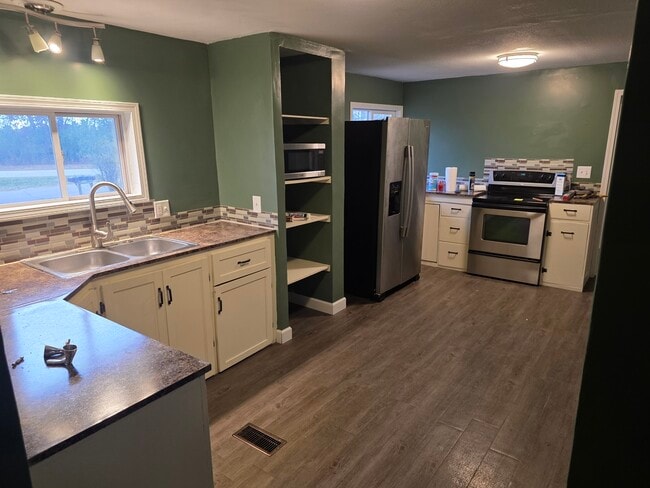 Cocina desde el pasillo - E3338 690th Ave Unidad Upstairs