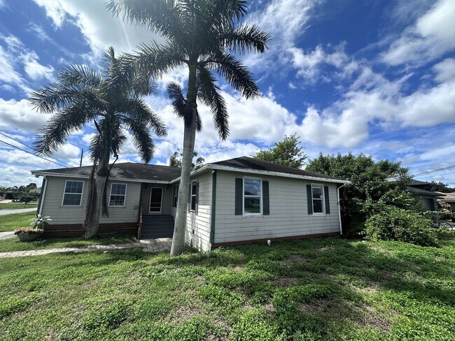 Building Photo - Spacious 4-Bedroom + Den Home with Modern Kitchen & Large Yard – Lehigh Acres