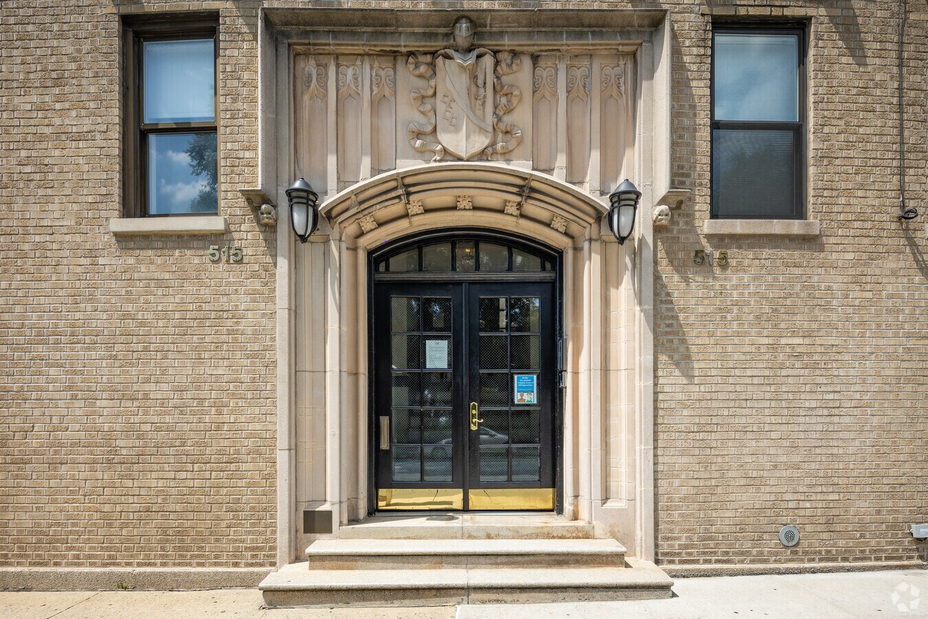 Entrada - The Roger Morris