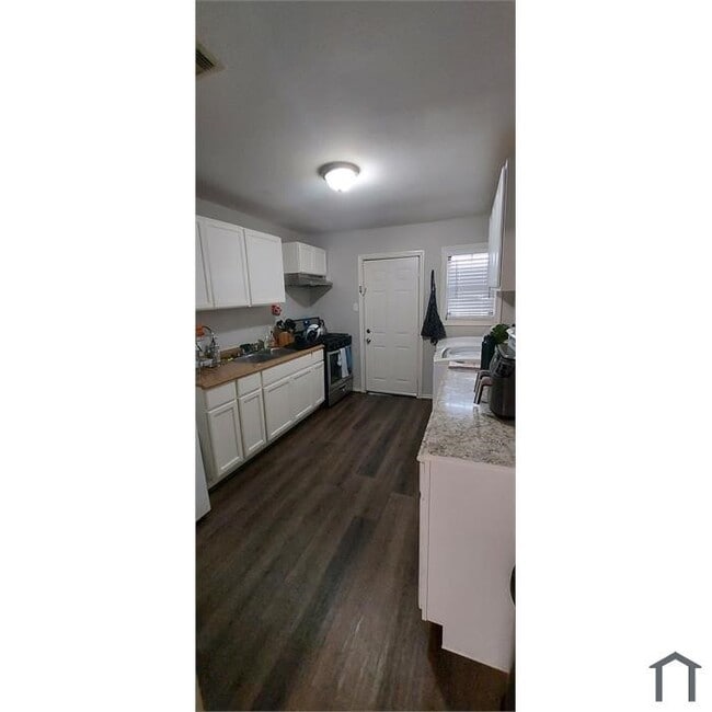 Photo - 3232 Berry St