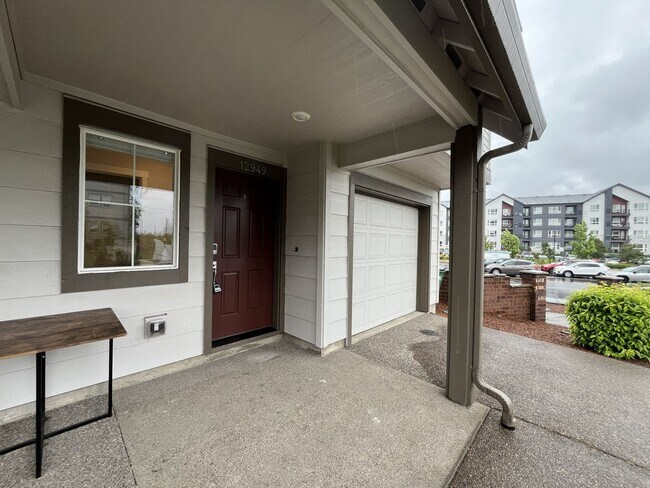 Photo - Stunning Corner-Unit Townhome with 4th Bedroom Private Suite in River Terrace, Bonus Room, Pool, ...