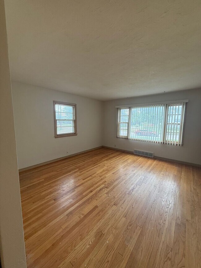 Building Photo - 2544 J St Unit #1 Rental
