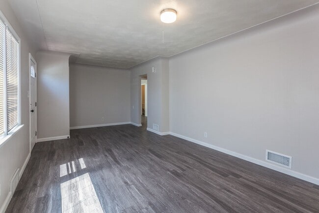 Photo - 2327 W 6th St