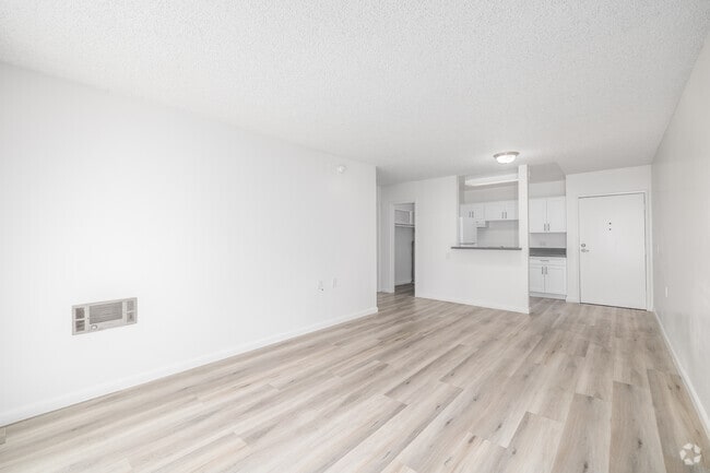 1BR, 1BA - 550SF - Living Room - Reflections at Wyandotte