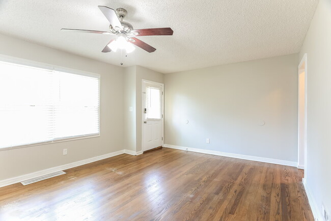 Photo - 817 Hillview Dr