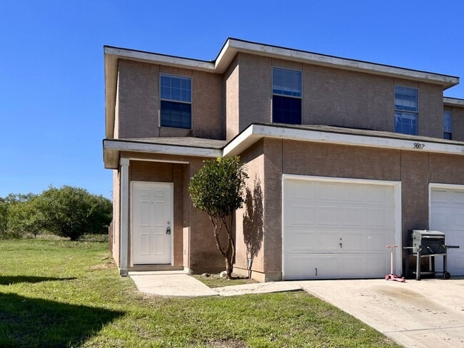 Building Photo - Townhouse in Woodlake Golf Vista!