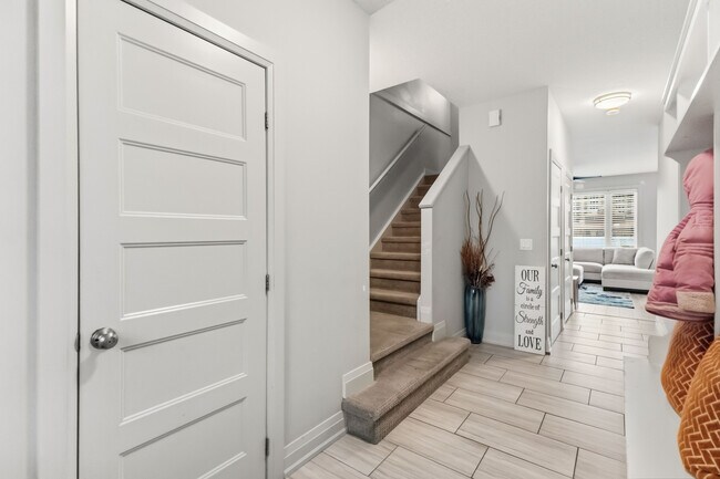 Photo - Modern End-Unit Townhouse for Rent – 114-3025 Singleton Ave | $2700 + Utilities | Available May 1 Unité 114