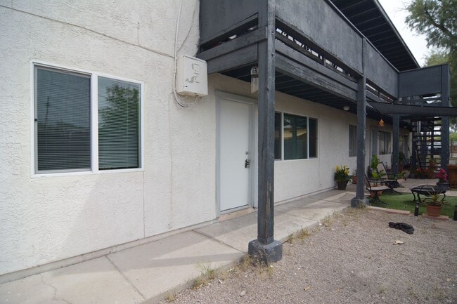 Building Photo - 2 Bedroom 1 Bath Apartment! Close to the U...