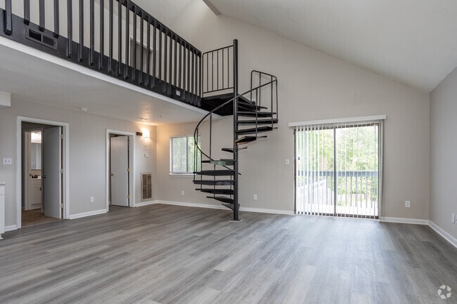 1BR, 1BA - 940SF Loft Renovated - Living Area