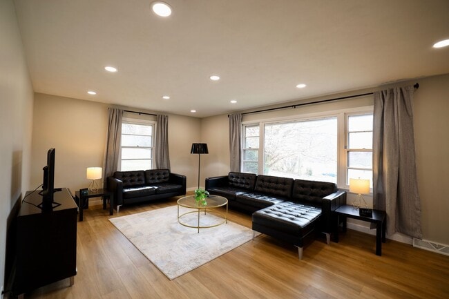Building Photo - 1534 N Woodburn Ave Unit A