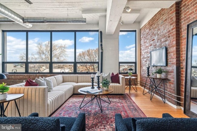 Building Photo - 1714 Memphis St Unit 212 Rental