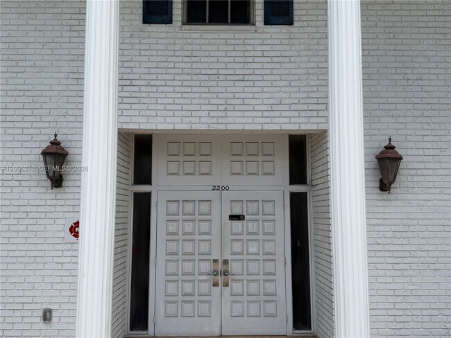 Building Photo - 2200 NE 66th St Unit 1426