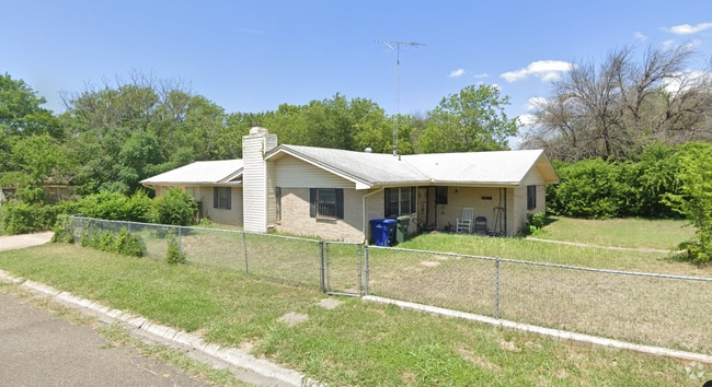 Building Photo - 101 E Cherokee Dr Rental