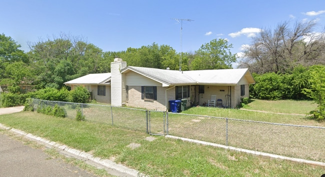 Photo - 101 E Cherokee Dr House