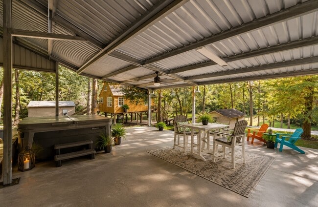 Photo - 141 White Oak St