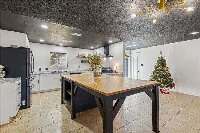 1202 Greenbriar Dr