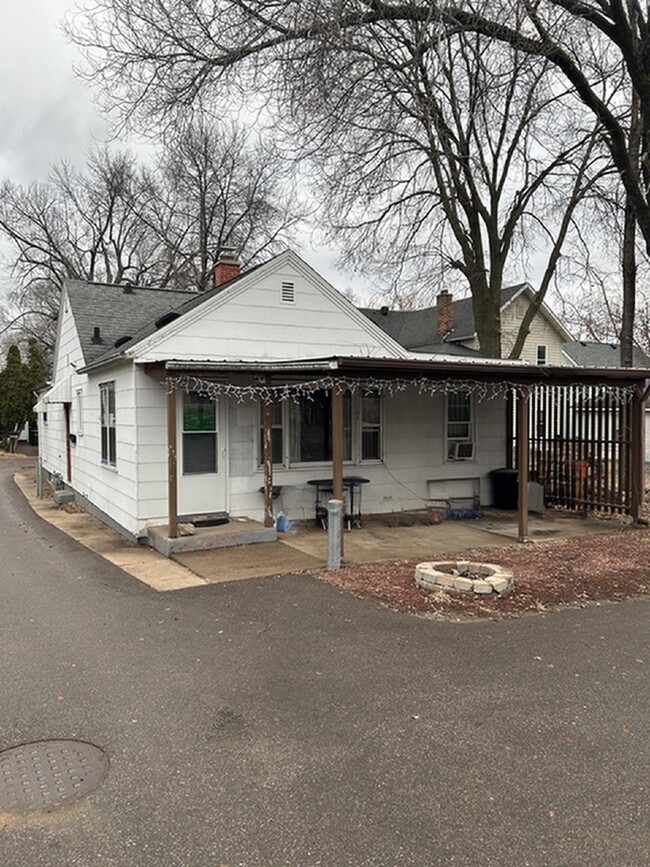 Building Photo - 4 Bed 1 Bath close to UWEC! Rental