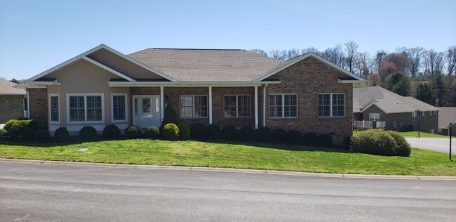 Building Photo - Luxury Living Made Easy in a Desirable Nei... Rental