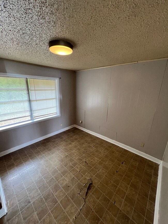 Photo - 919 Pine Tree Dr