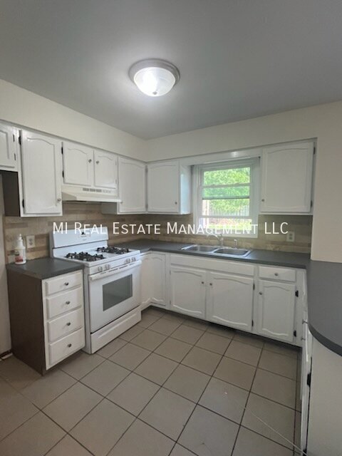 Photo - 4884 Stauffer Ave SE