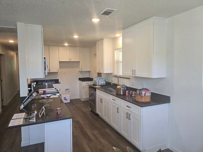 Kitchen - 804 Avenue E