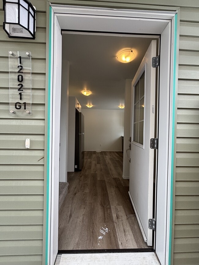 Building Photo - 12021-12055 55 St NW Unit Upper - G1