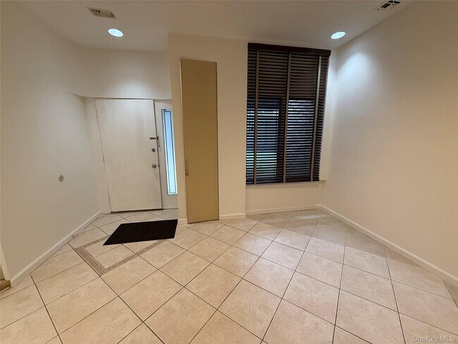 Photo - 130 S Middle Neck Rd Unit 2