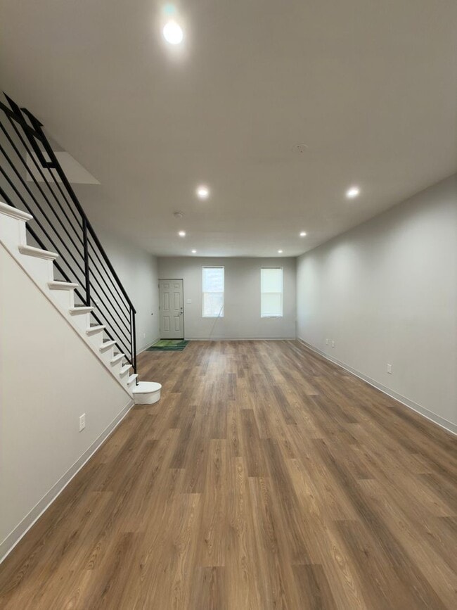 Building Photo - 3 bed 2.5 bath townhome - New Renovation
