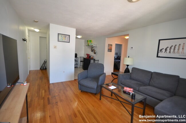 Building Photo - 373 Dorchester St Unit 1 Rental