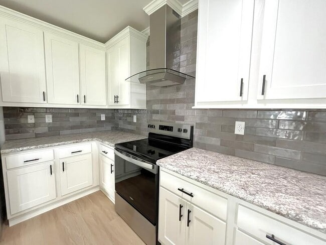 Photo - 5656 Woodford St