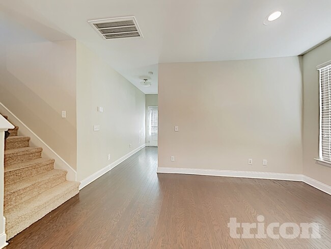 Photo - 3015 Montrose Ln