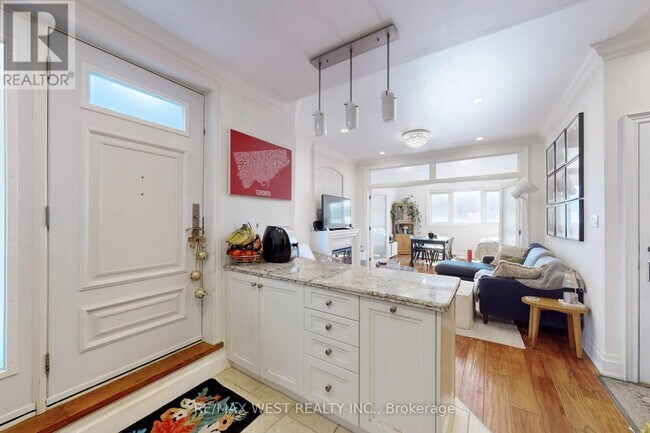 Photo - 1602 Bloor St W