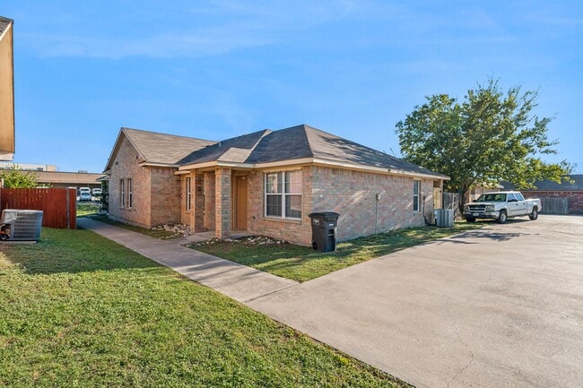 Photo - Spacious 4-Bedroom Home with Private Fenced Yard in Fort Worth