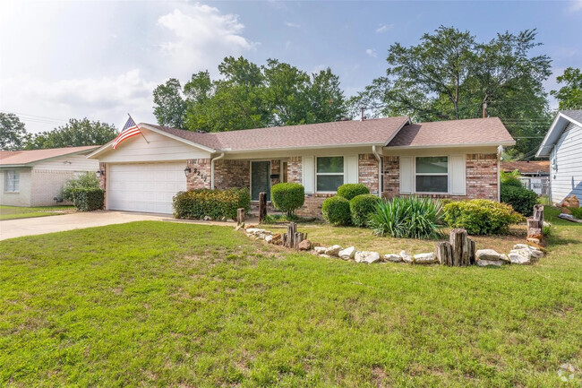 Building Photo - Room in House on Hackberry Dr