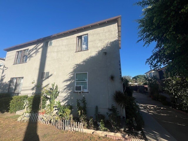 17037/17043/17049 Vanowen St.