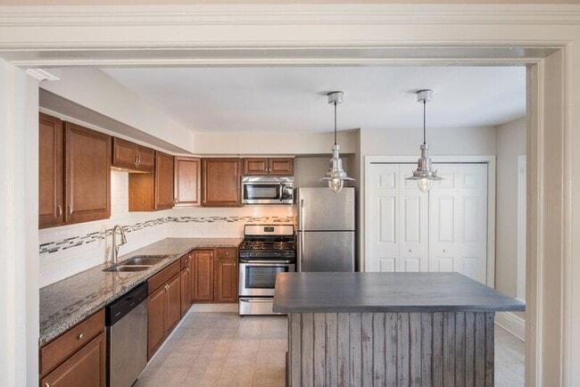 Building Photo - 130 Van Dam St Unit #2 Rental