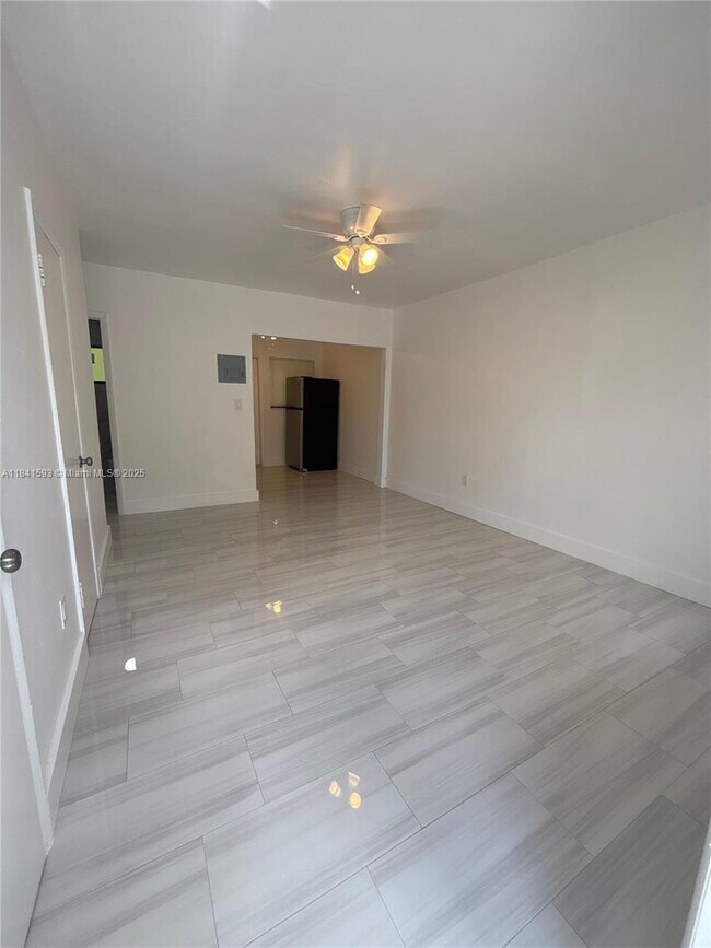 Building Photo - 671 SW 7th St Unit 5 Rental